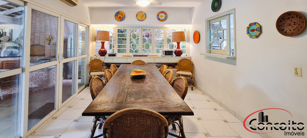 Excelente casa em condomínio fechado!