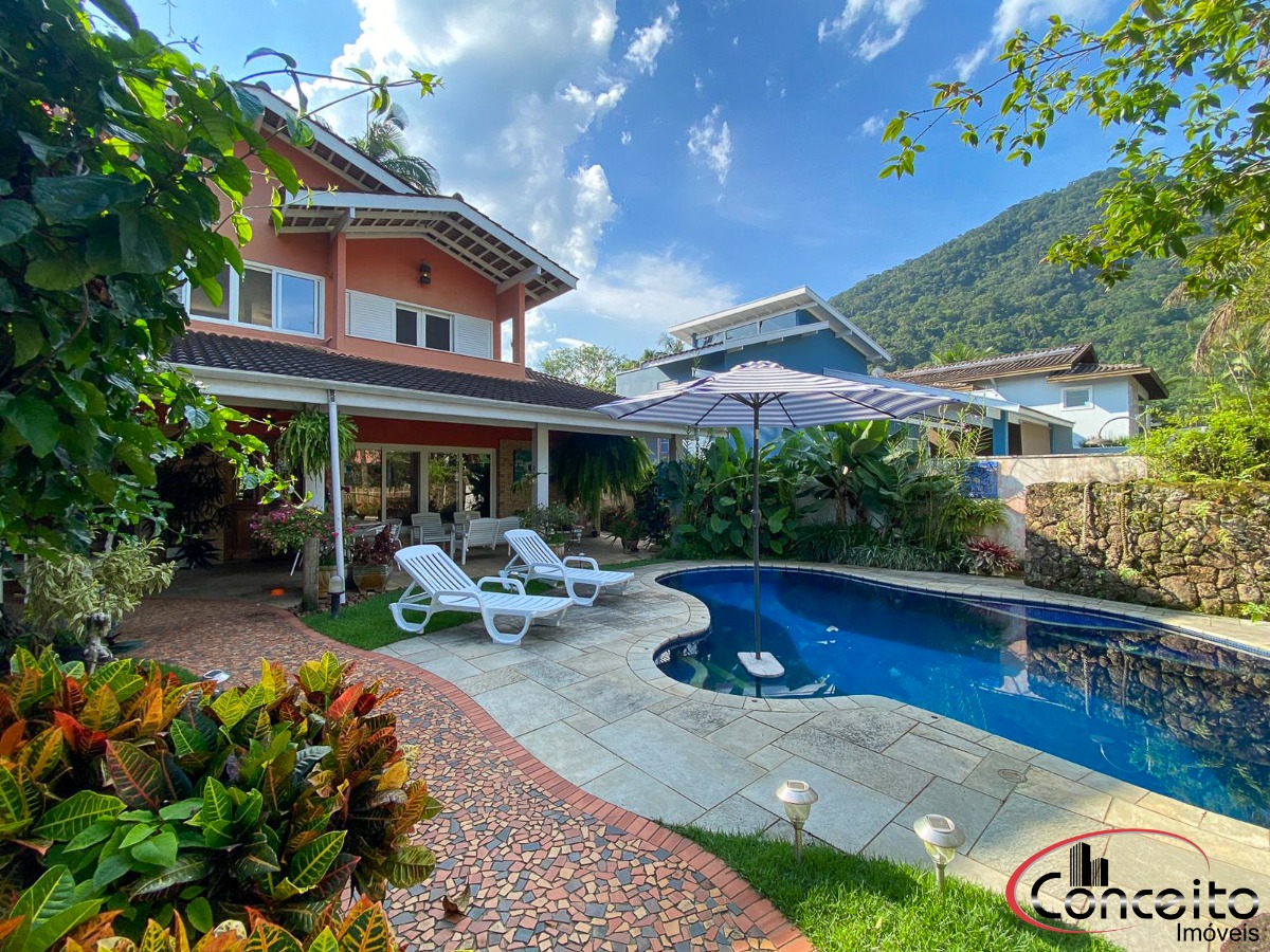 Excelente casa em condomínio fechado!