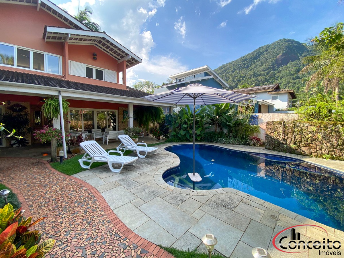 Excelente casa em condomínio fechado!