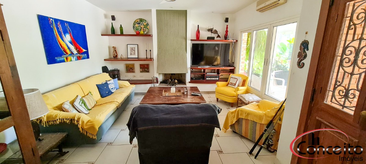 Excelente casa em condomínio fechado!
