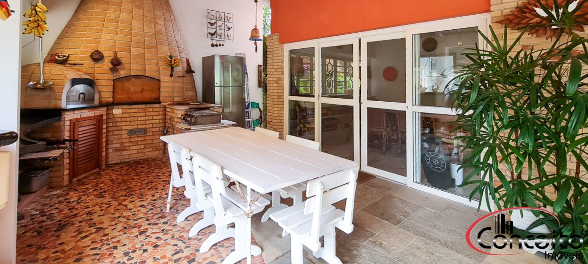 Excelente casa em condomínio fechado!