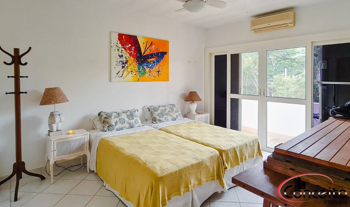 Excelente casa em condomínio fechado!