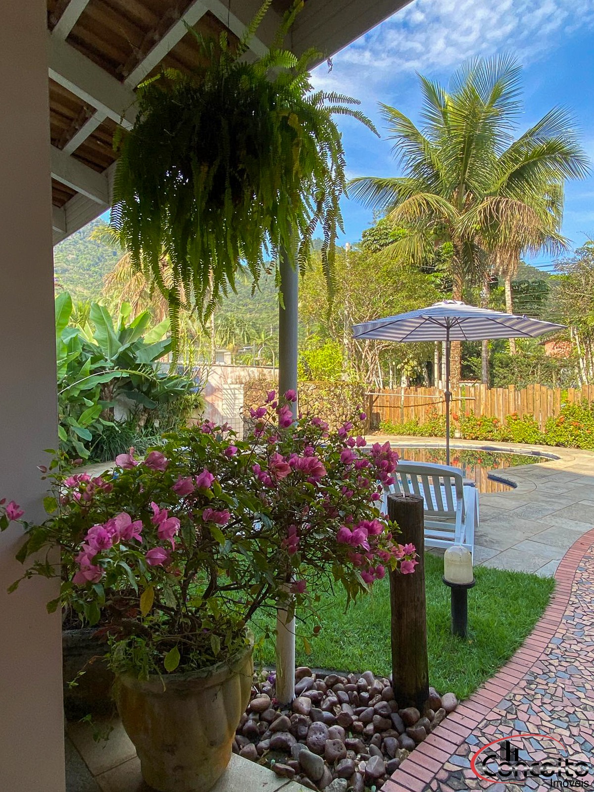 Excelente casa em condomínio fechado!