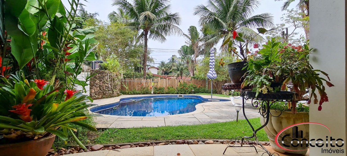 Excelente casa em condomínio fechado!