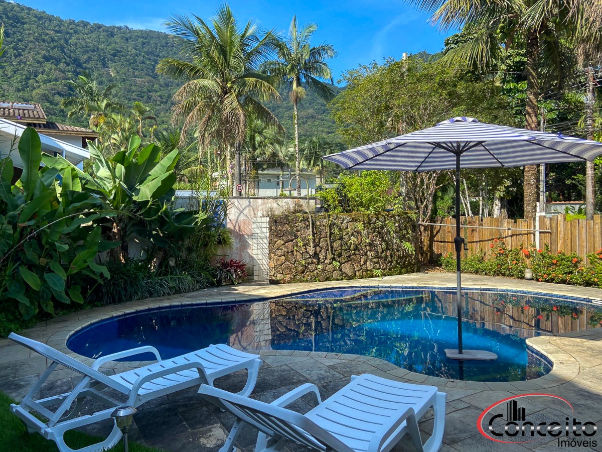 Excelente casa em condomínio fechado!