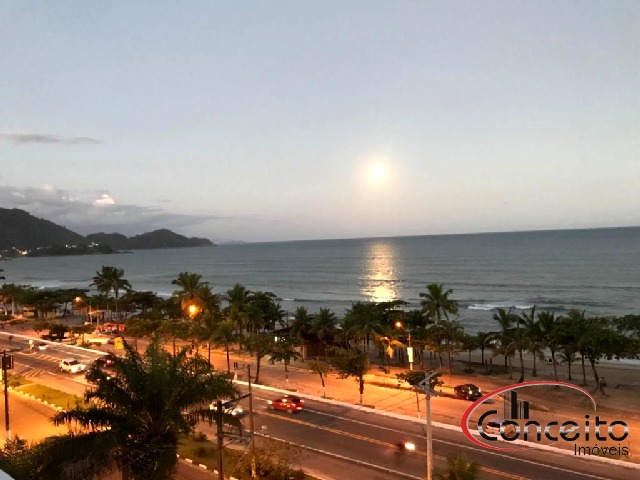 Espetacular cobertura com 4 suítes e vista total para o mar!