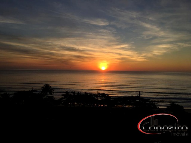 Espetacular cobertura com 4 suítes e vista total para o mar!