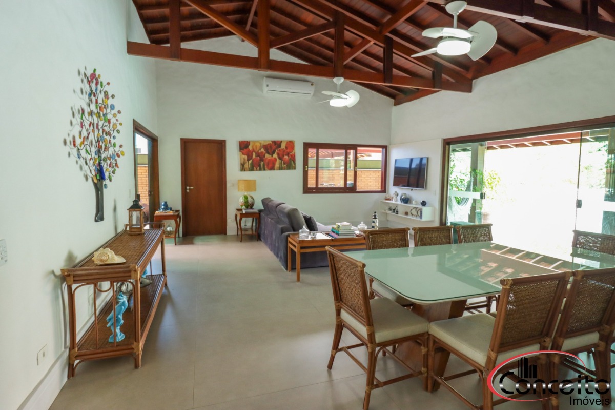 Casa com 6 Dormitórios em Condomínio Fechado!