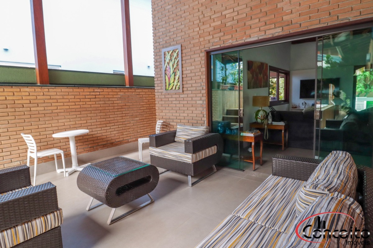 Casa com 6 Dormitórios em Condomínio Fechado!
