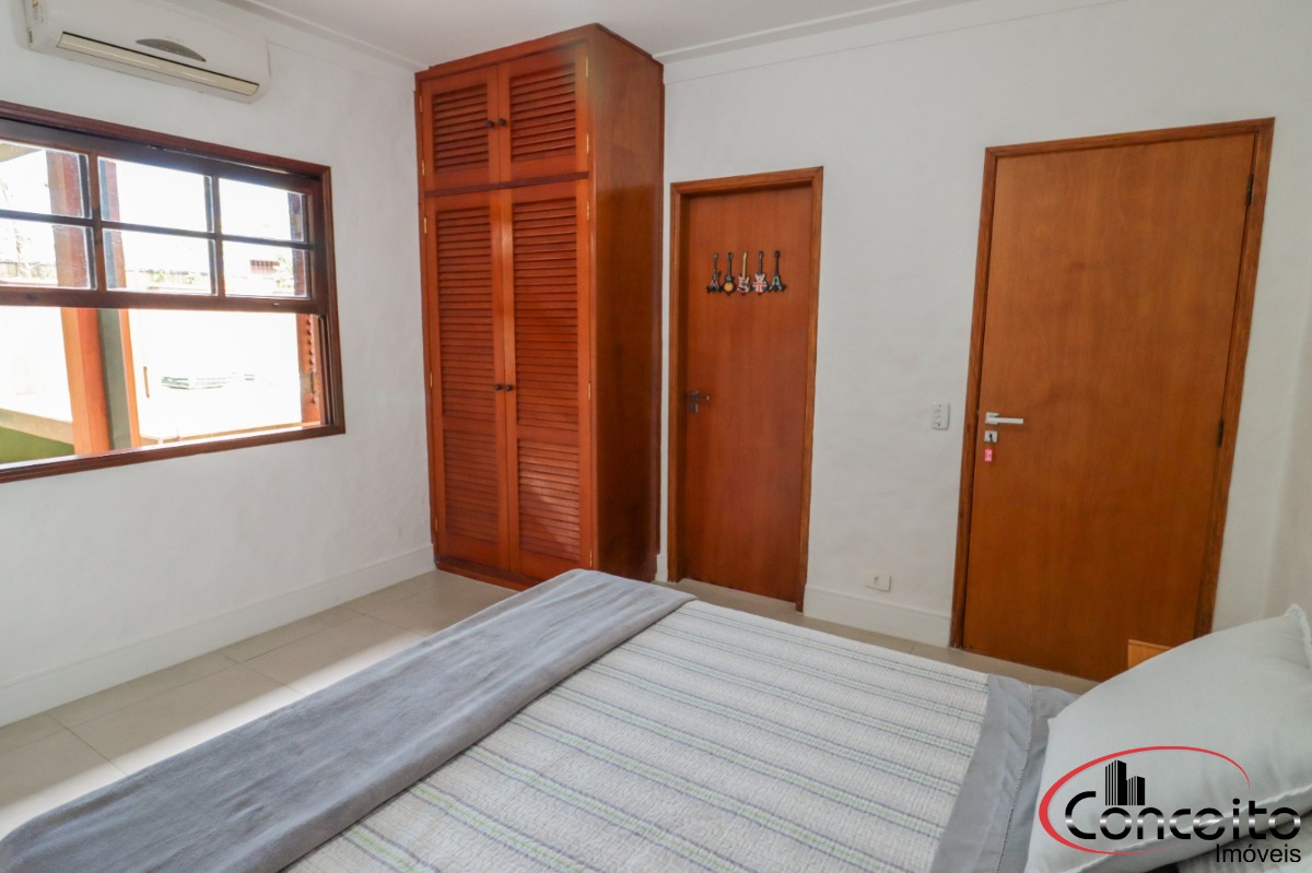 Casa com 6 Dormitórios em Condomínio Fechado!