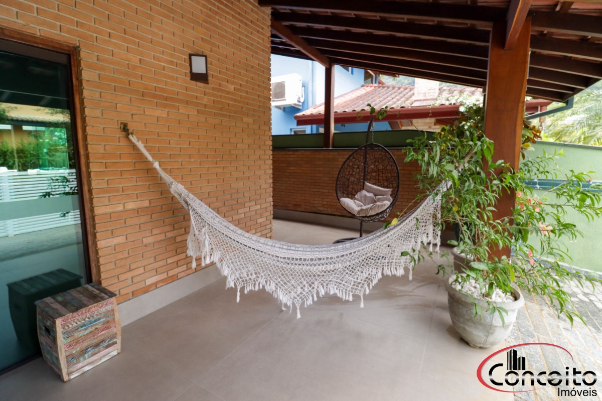 Casa com 6 Dormitórios em Condomínio Fechado!