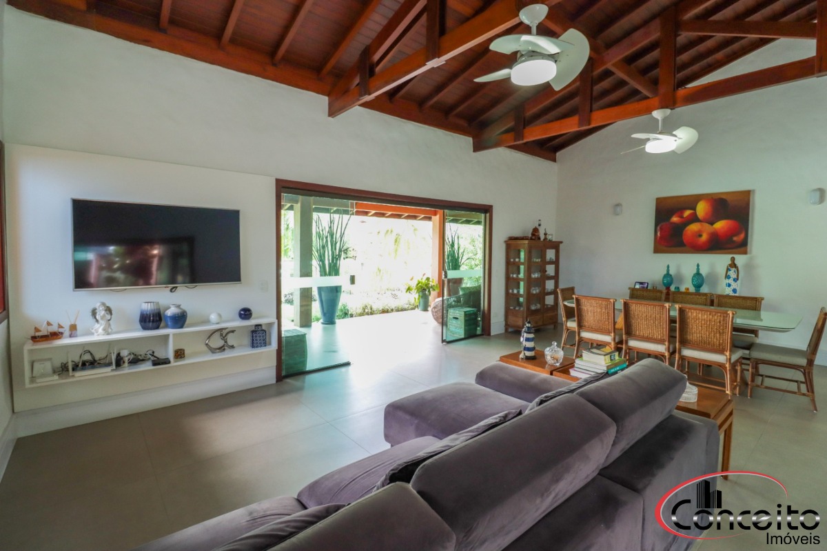 Casa com 6 Dormitórios em Condomínio Fechado!
