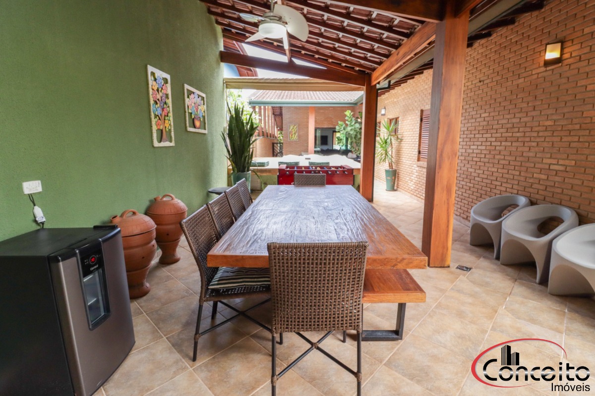 Casa com 6 Dormitórios em Condomínio Fechado!