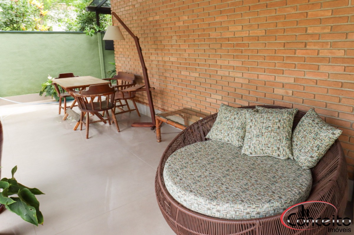 Casa com 6 Dormitórios em Condomínio Fechado!