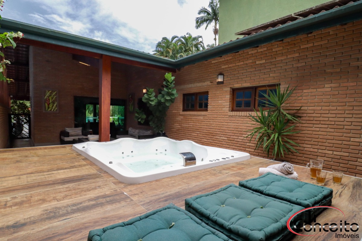 Casa com 6 Dormitórios em Condomínio Fechado!