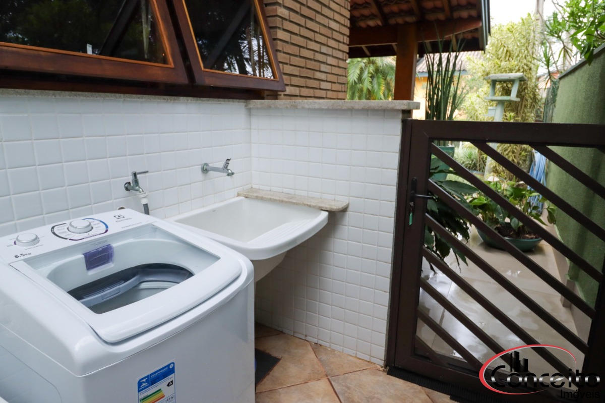Casa com 6 Dormitórios em Condomínio Fechado!