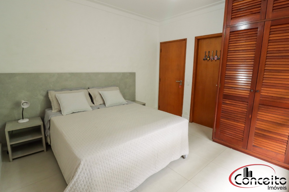 Casa com 6 Dormitórios em Condomínio Fechado!