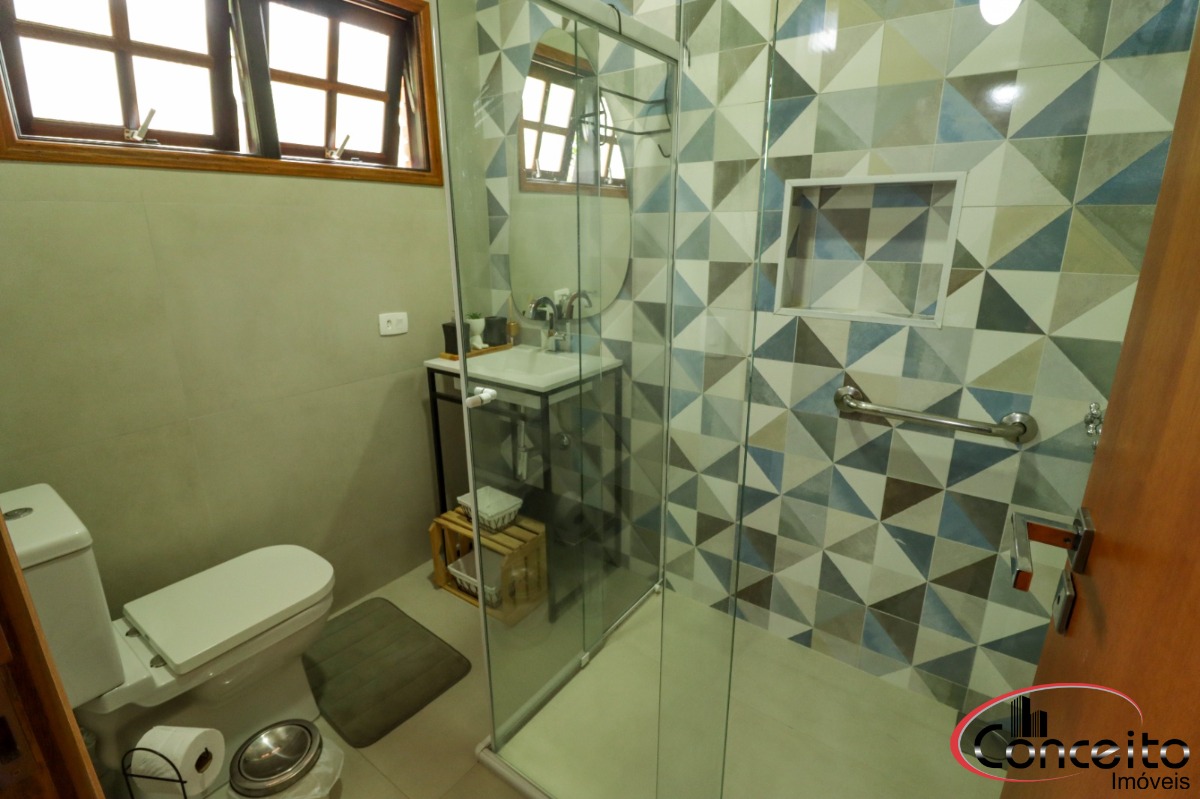 Casa com 6 Dormitórios em Condomínio Fechado!