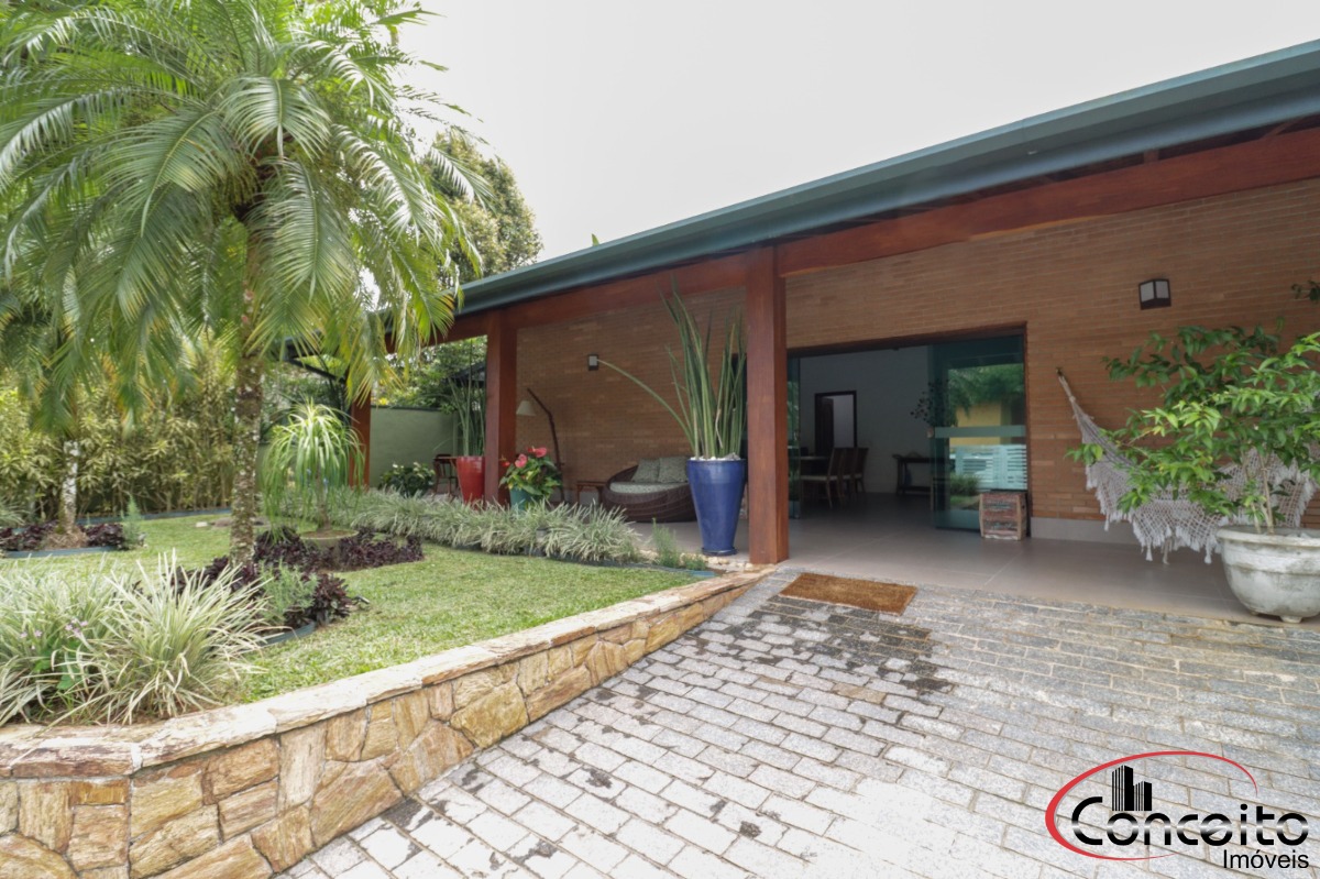 Casa com 6 Dormitórios em Condomínio Fechado!