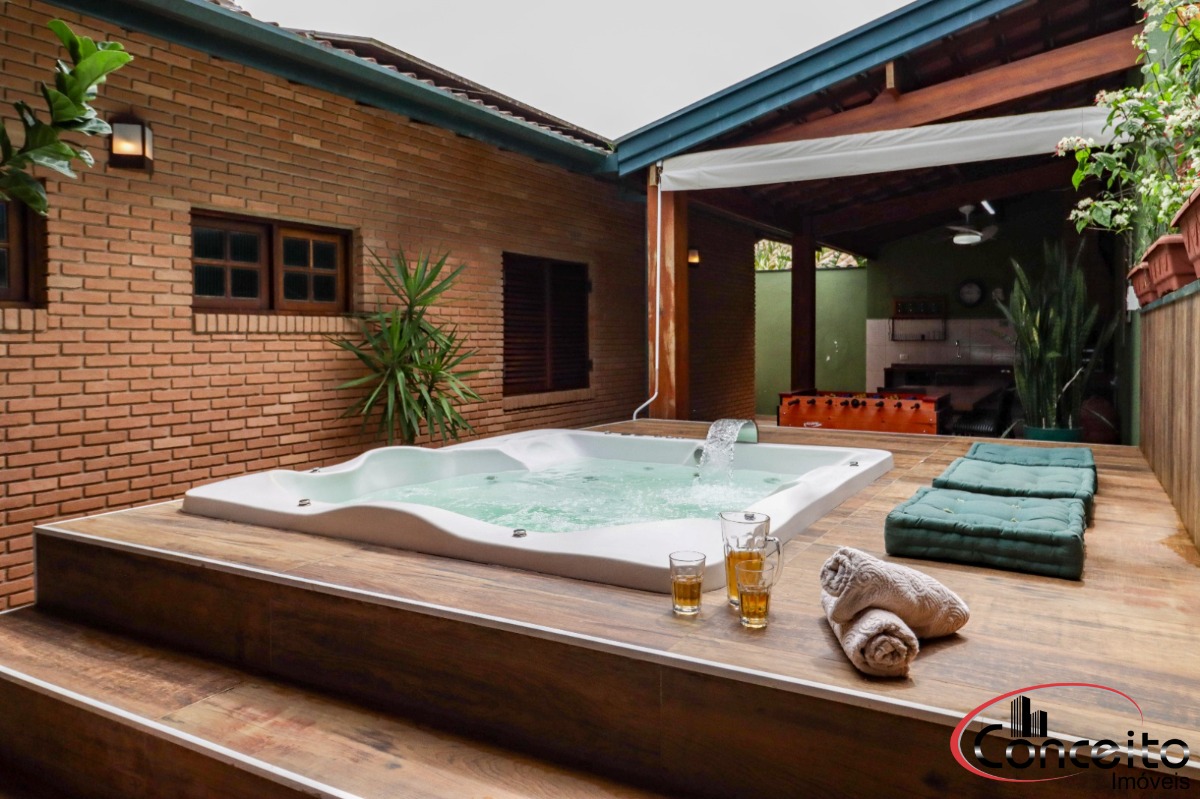 Casa com 6 Dormitórios em Condomínio Fechado!
