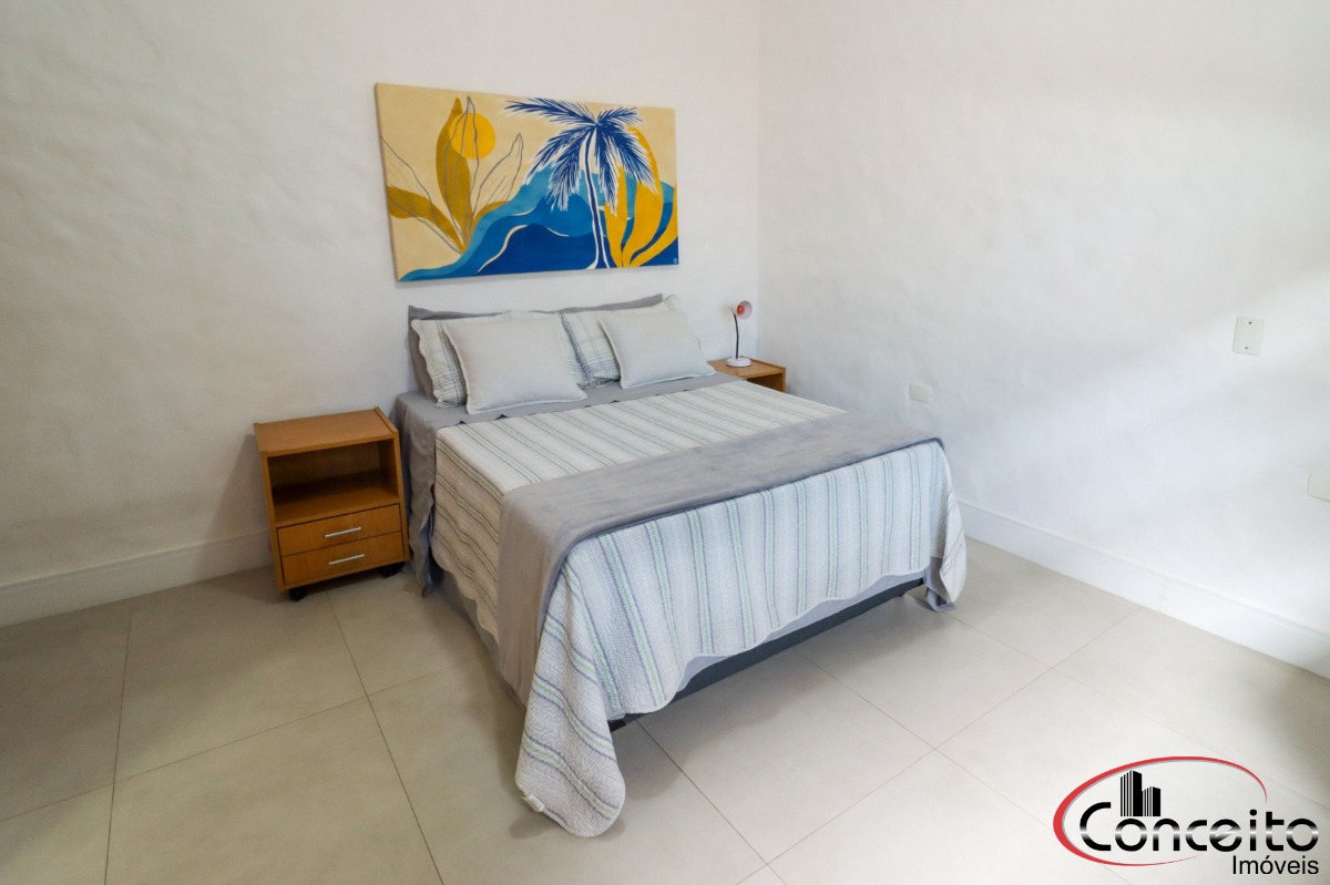 Casa com 6 Dormitórios em Condomínio Fechado!