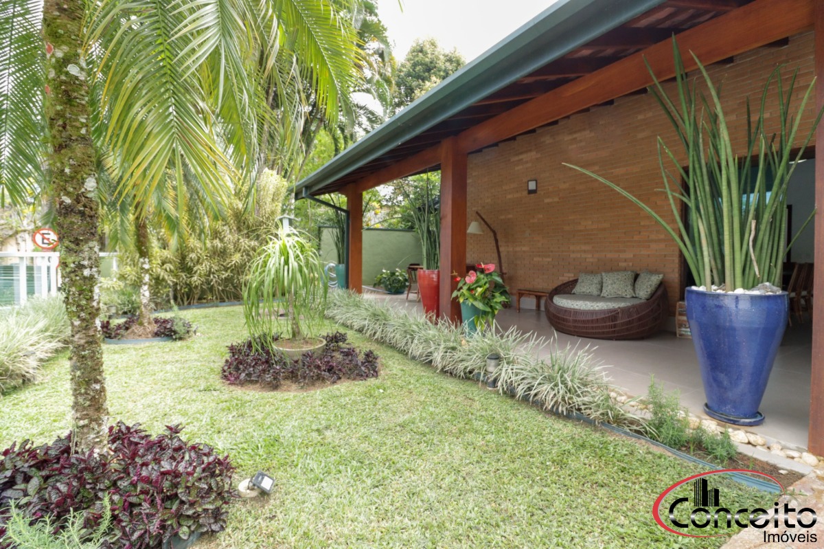 Casa com 6 Dormitórios em Condomínio Fechado!