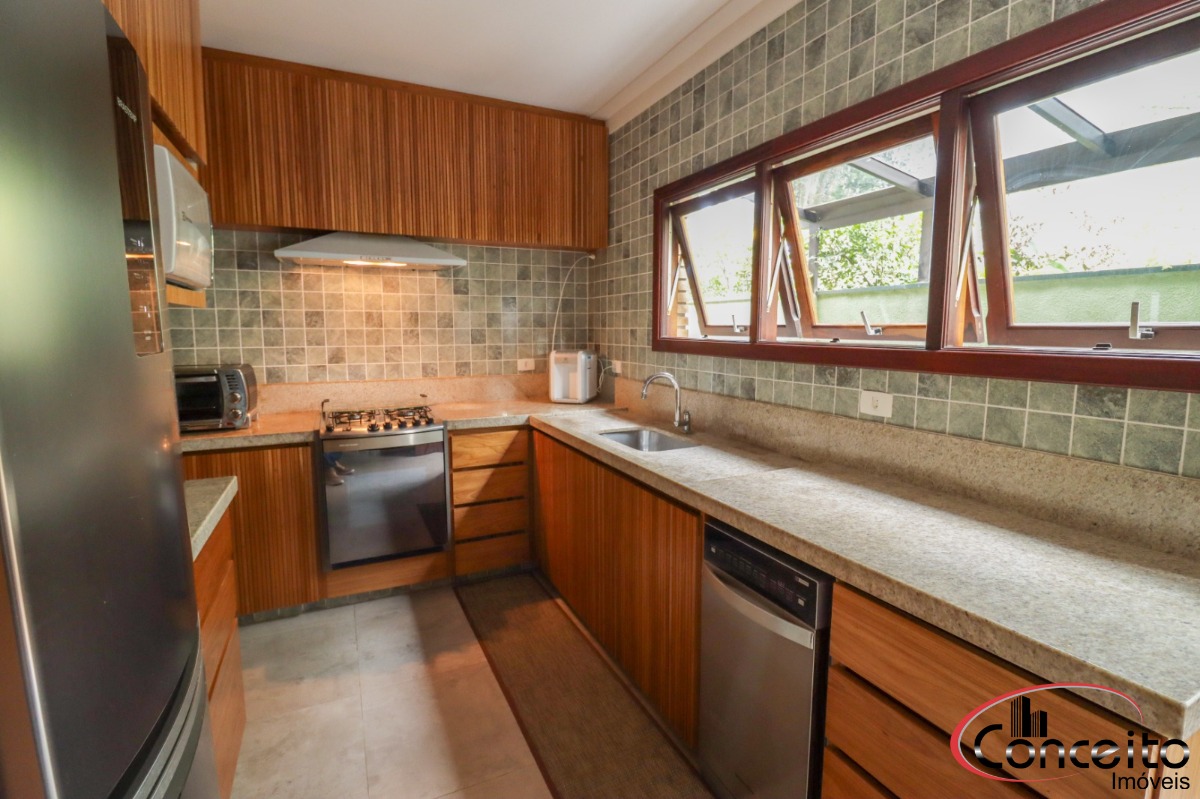 Casa com 6 Dormitórios em Condomínio Fechado!