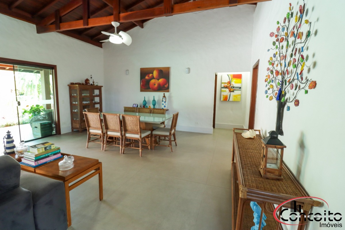 Casa com 6 Dormitórios em Condomínio Fechado!