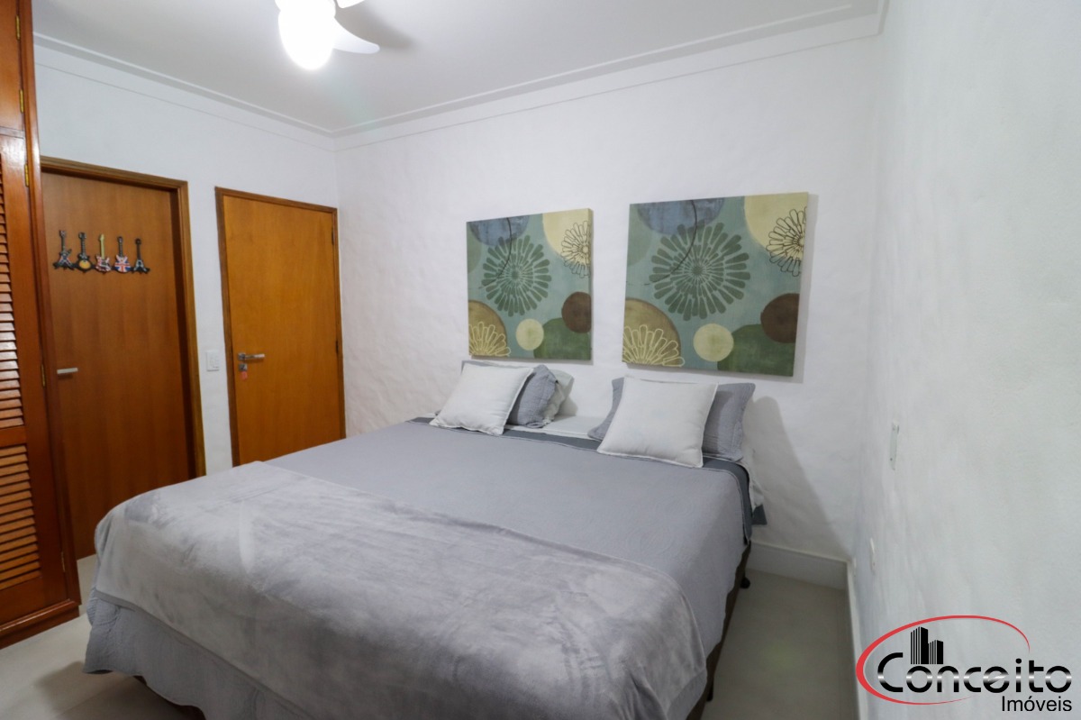 Casa com 6 Dormitórios em Condomínio Fechado!