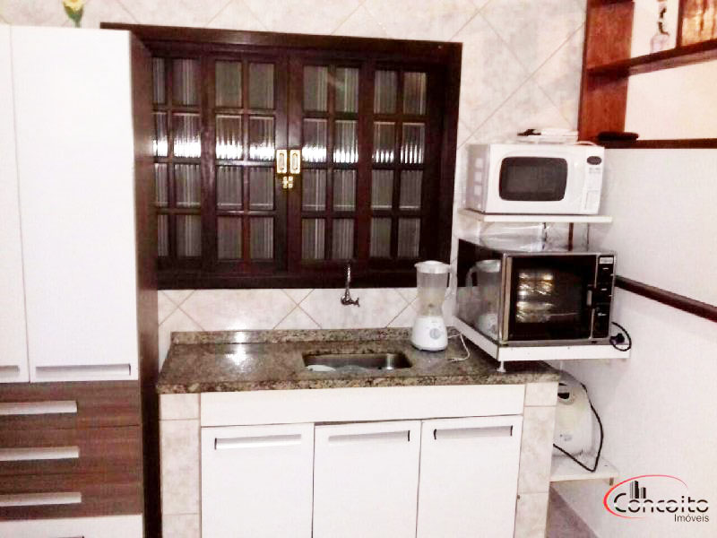 Casa com 2 suítes! Bem localizada!