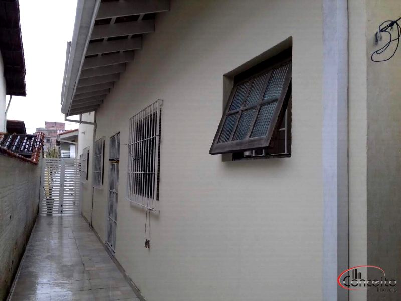 Casa com 2 suítes! Bem localizada!