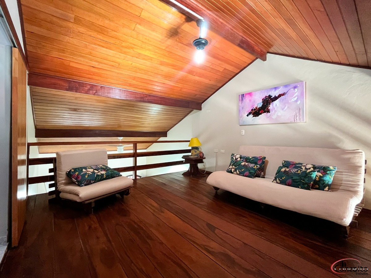 Linda casa em região nobre com 5 dormitórios e belíssima área de lazer.