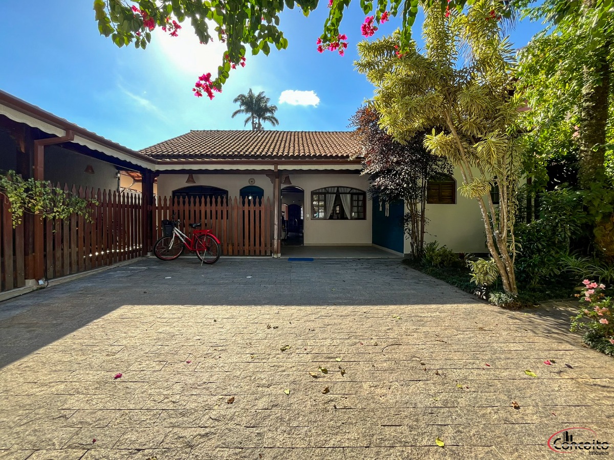 Linda casa em região nobre com 5 dormitórios e belíssima áre - foto 2