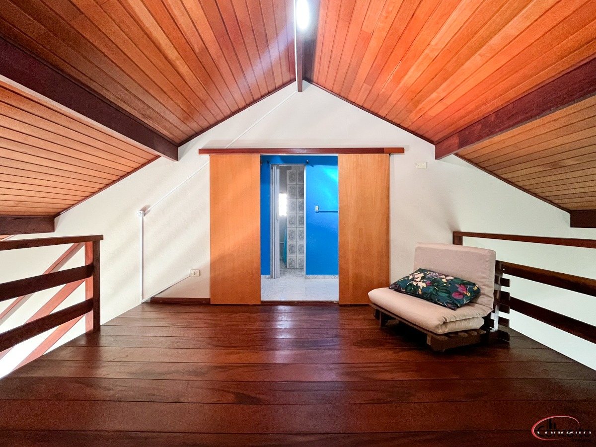 Linda casa em região nobre com 5 dormitórios e belíssima área de lazer.