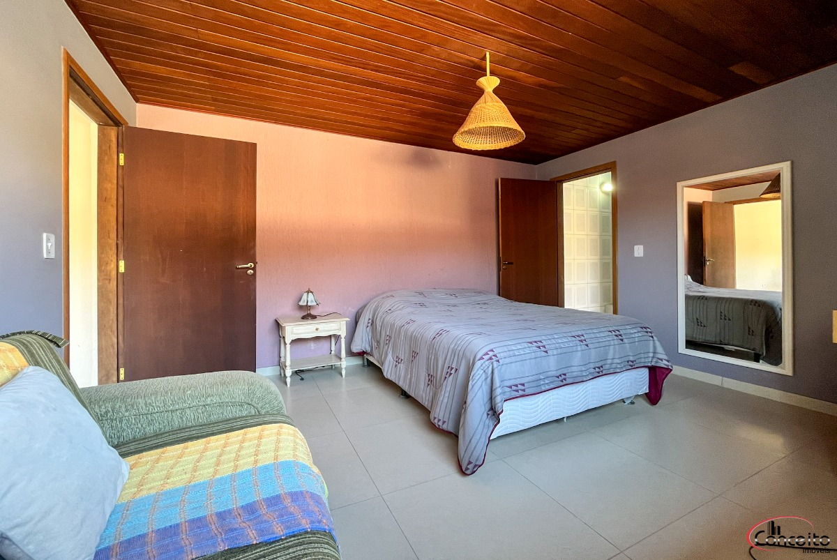 Linda casa em região nobre com 5 dormitórios e belíssima área de lazer.