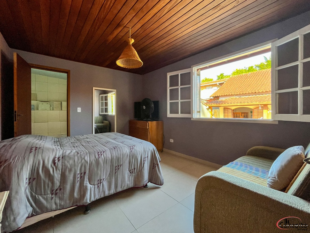 Linda casa em região nobre com 5 dormitórios e belíssima área de lazer.
