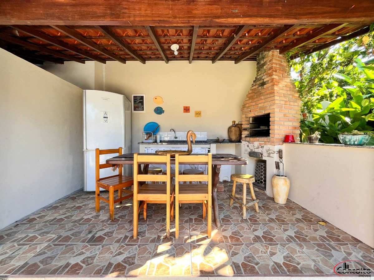 Linda casa em região nobre com 5 dormitórios e belíssima área de lazer.