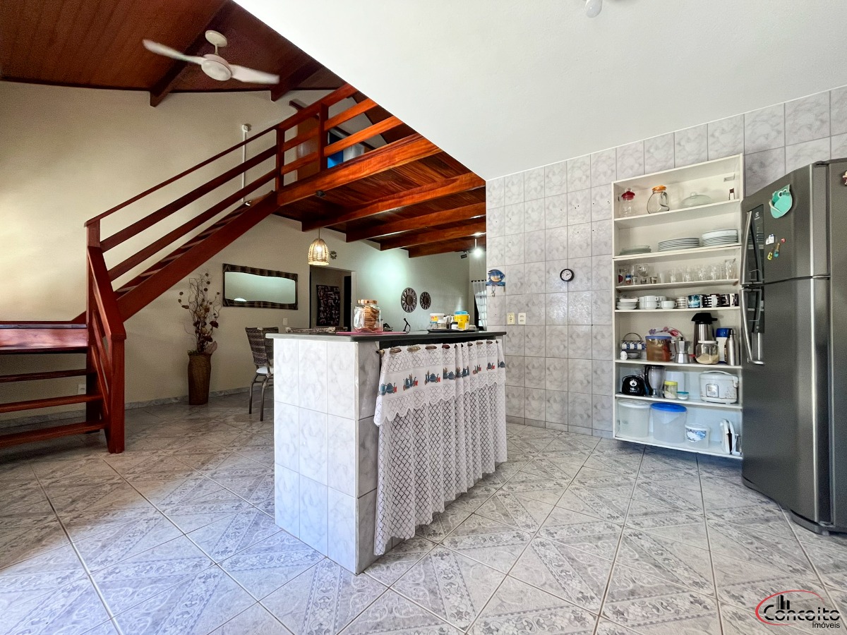 Linda casa em região nobre com 5 dormitórios e belíssima áre - foto 11