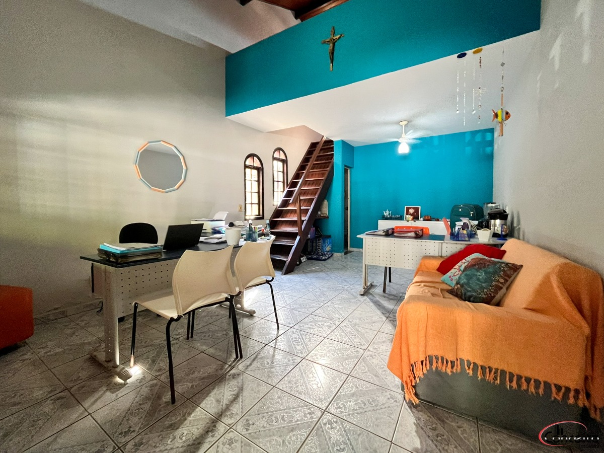 Linda casa em região nobre com 5 dormitórios e belíssima área de lazer.