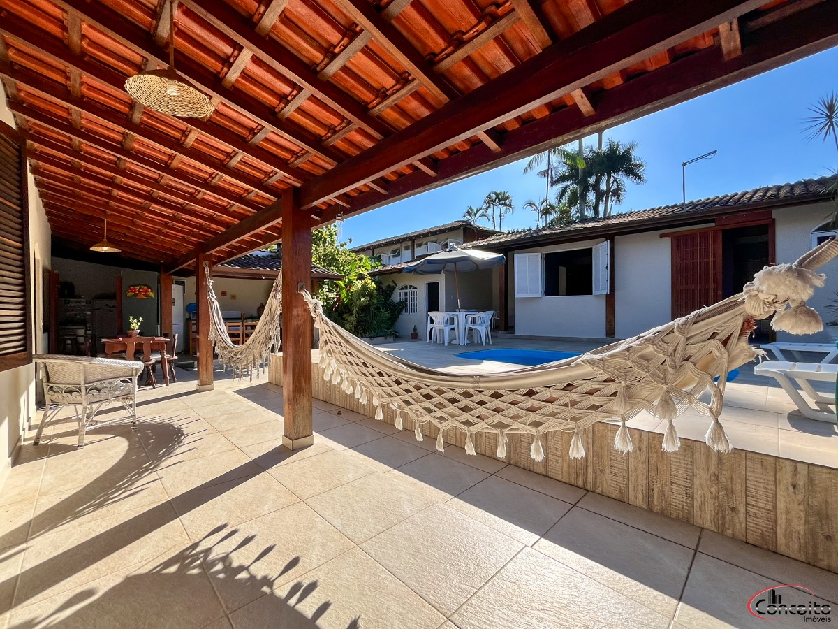 Linda casa em região nobre com 5 dormitórios e belíssima áre - foto 1