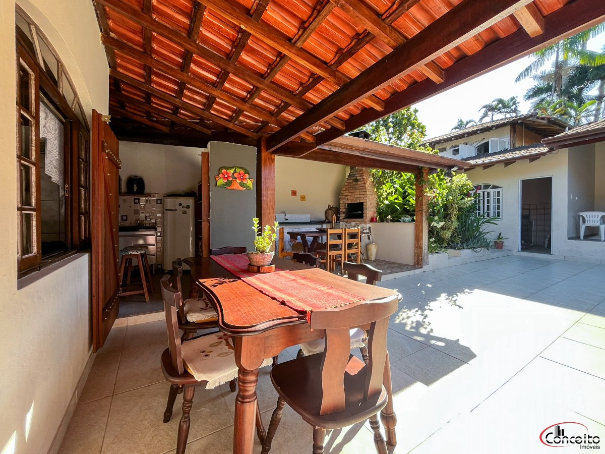 Linda casa em região nobre com 5 dormitórios e belíssima área de lazer.