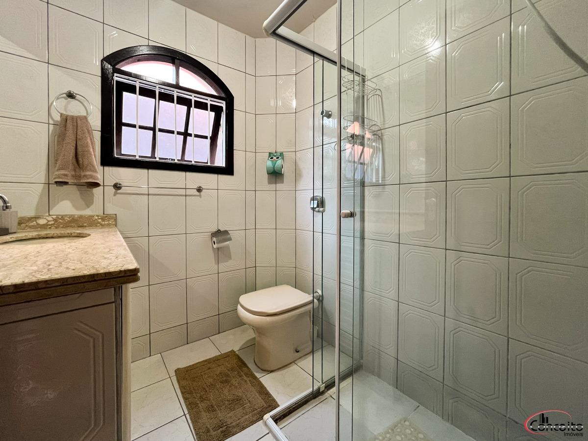 Linda casa em região nobre com 5 dormitórios e belíssima área de lazer.