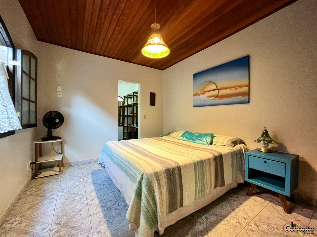 Linda casa em região nobre com 5 dormitórios e belíssima área de lazer.