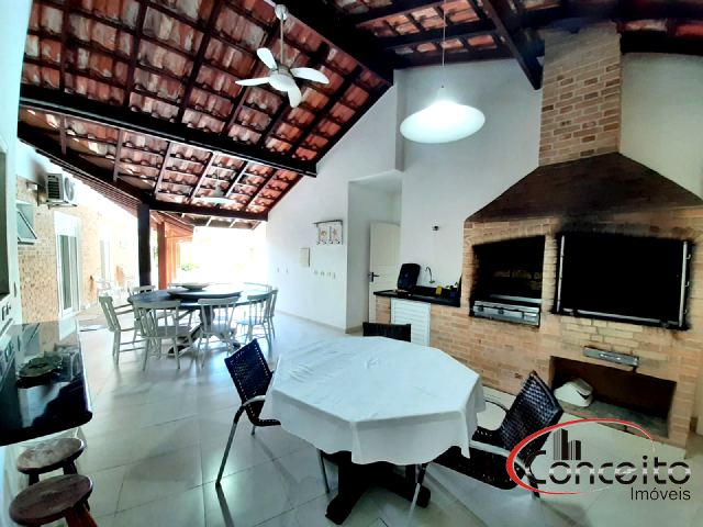 Casa com 6 suítes a 30mts da Praia!