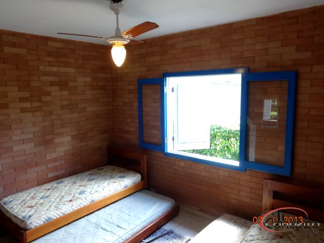 Ótima casa com 3 dormitórios em condomínio fechado!