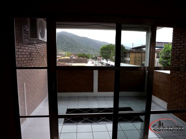 Casa com ponto comercial na área central de Ubatuba!