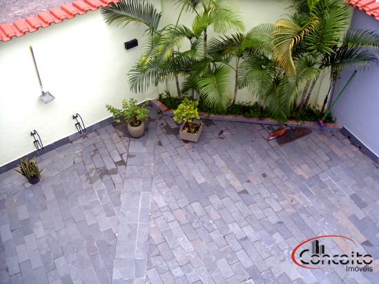 Casa com ponto comercial na área central de Ubatuba!