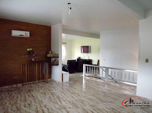 Casa com ponto comercial na área central de Ubatuba!