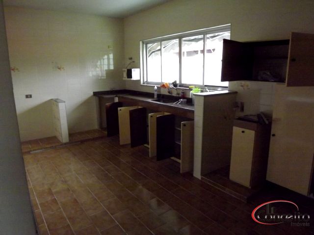 Casa com ponto comercial na área central de Ubatuba!