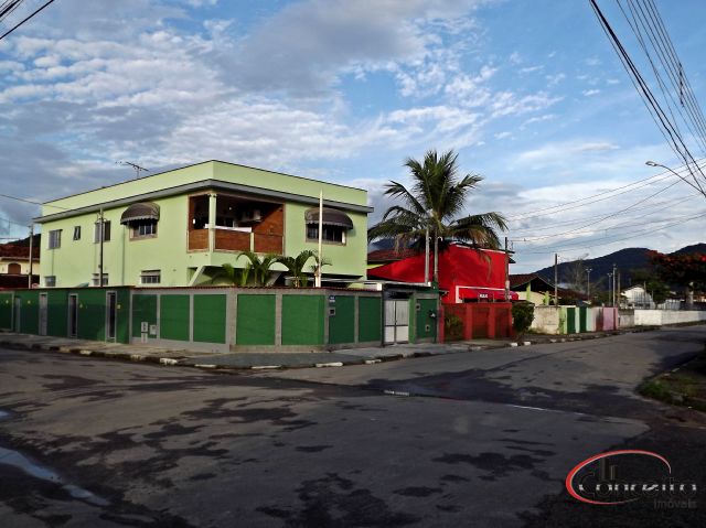 Casa com ponto comercial na área central de Ubatuba!